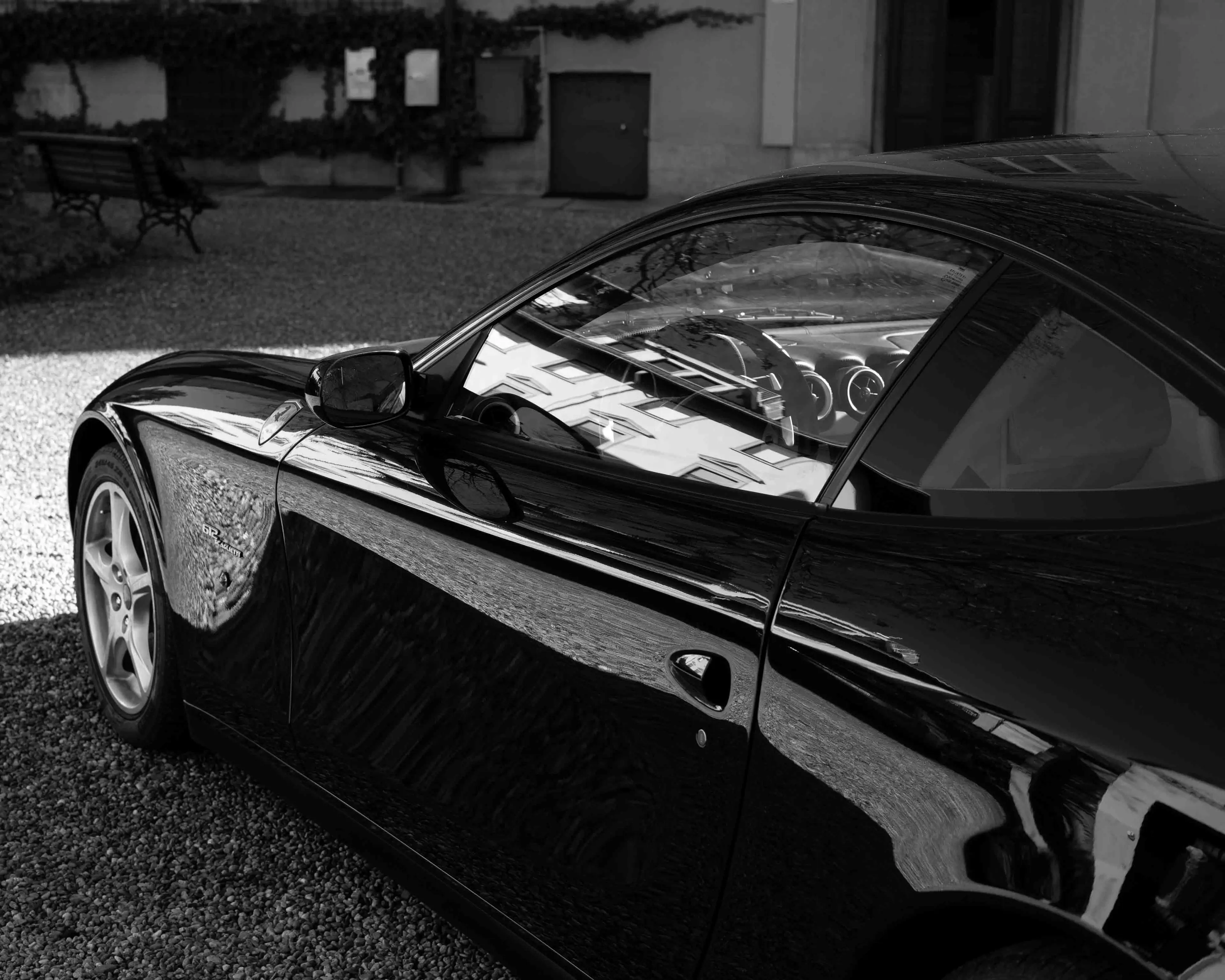 foto vaga automotive ferrari bw